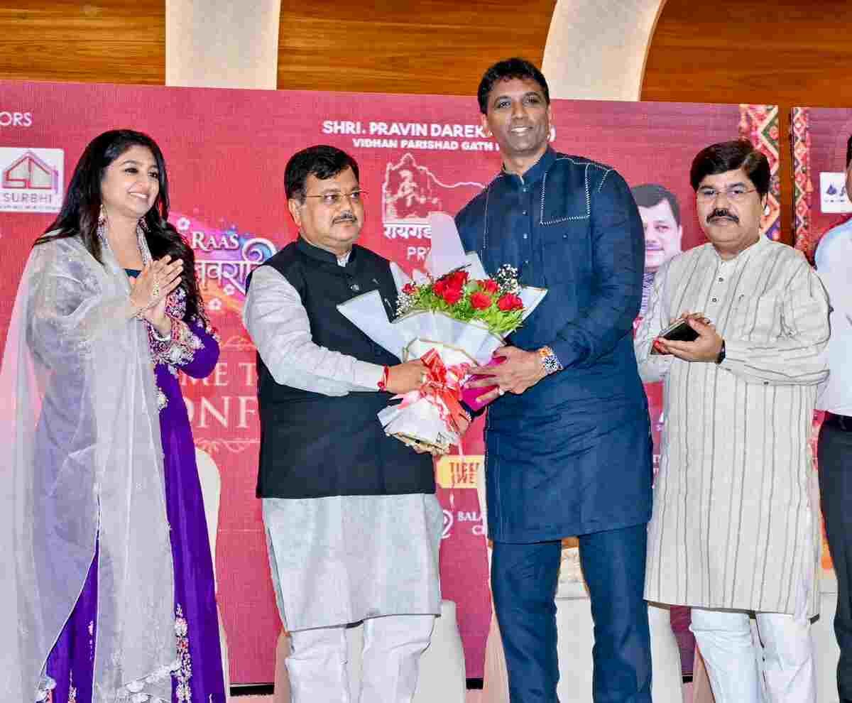 Singer Bhoomi Trivedi addressing the press conference for Rang Raas Navratri 2026 and her AI-powered music video launch in Borivali West, Mumbai.